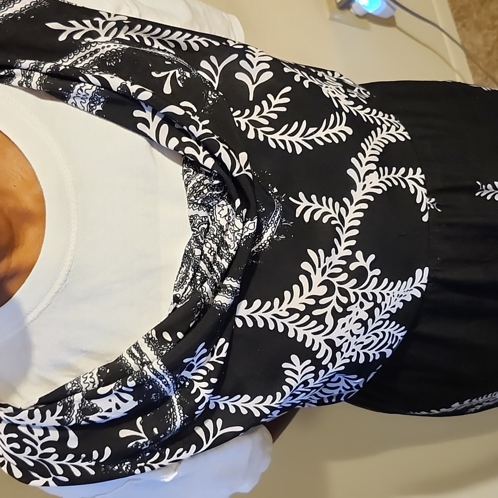 VLD Black&White Printed Draped Neck Casual Dress. Size: S
